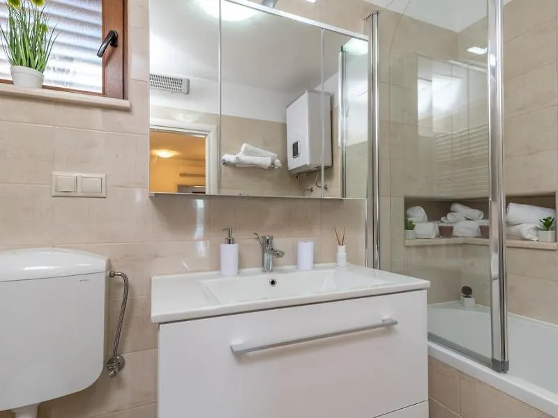 טרוגיר Apartment Domi 0*,